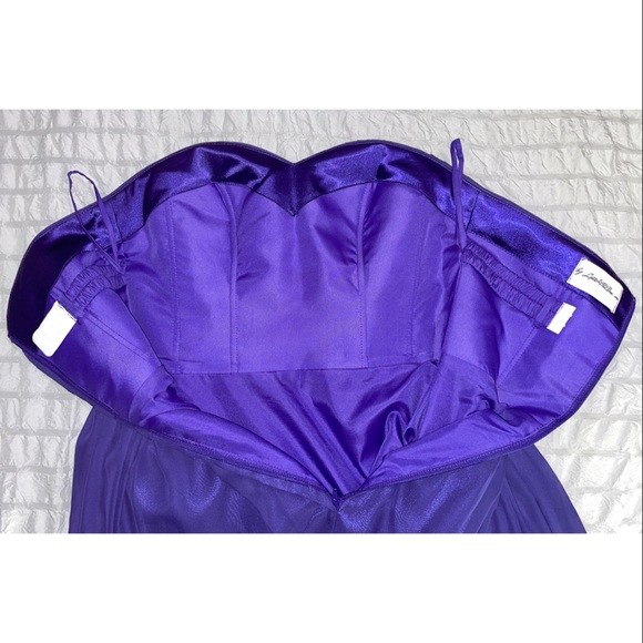 Beautifully tailored, knee length, chiffon dress - Picture 4 of 5